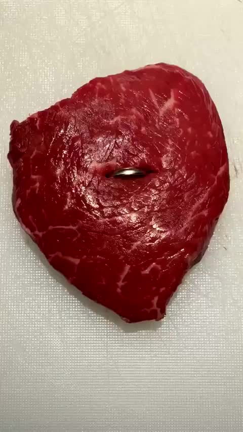 배터리를 삼킬 때 의학적 개입이 필요한 이유를 보여주는 3시간 경과 영상
